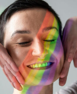 ritratto-di-donna-con-simbolo-lgbt (1)